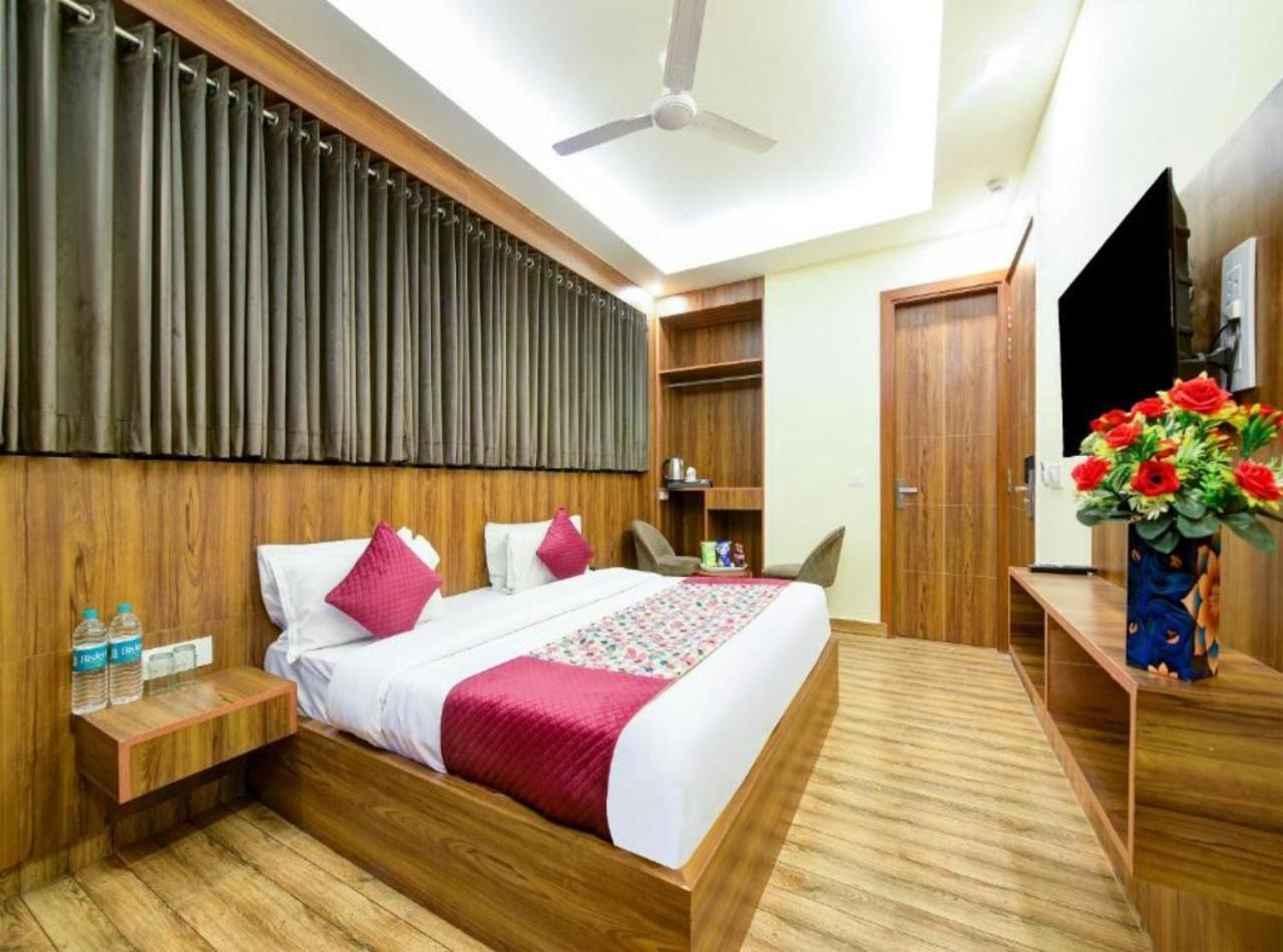 Rosewood Suites A Family Hotel Near Delhi Airport New Delhi Bagian luar foto