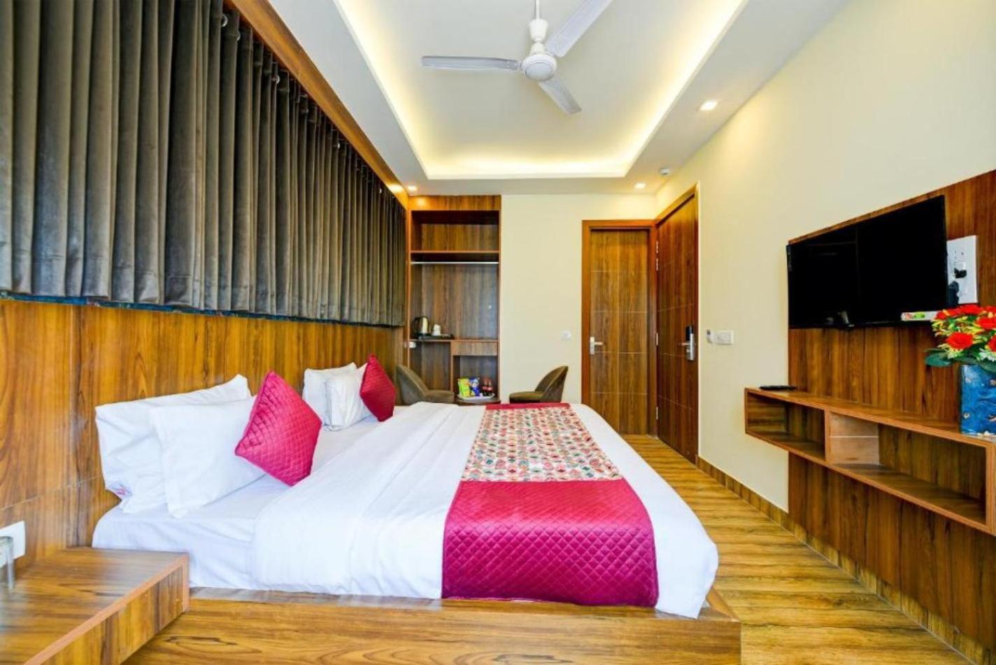 Rosewood Suites A Family Hotel Near Delhi Airport New Delhi Bagian luar foto